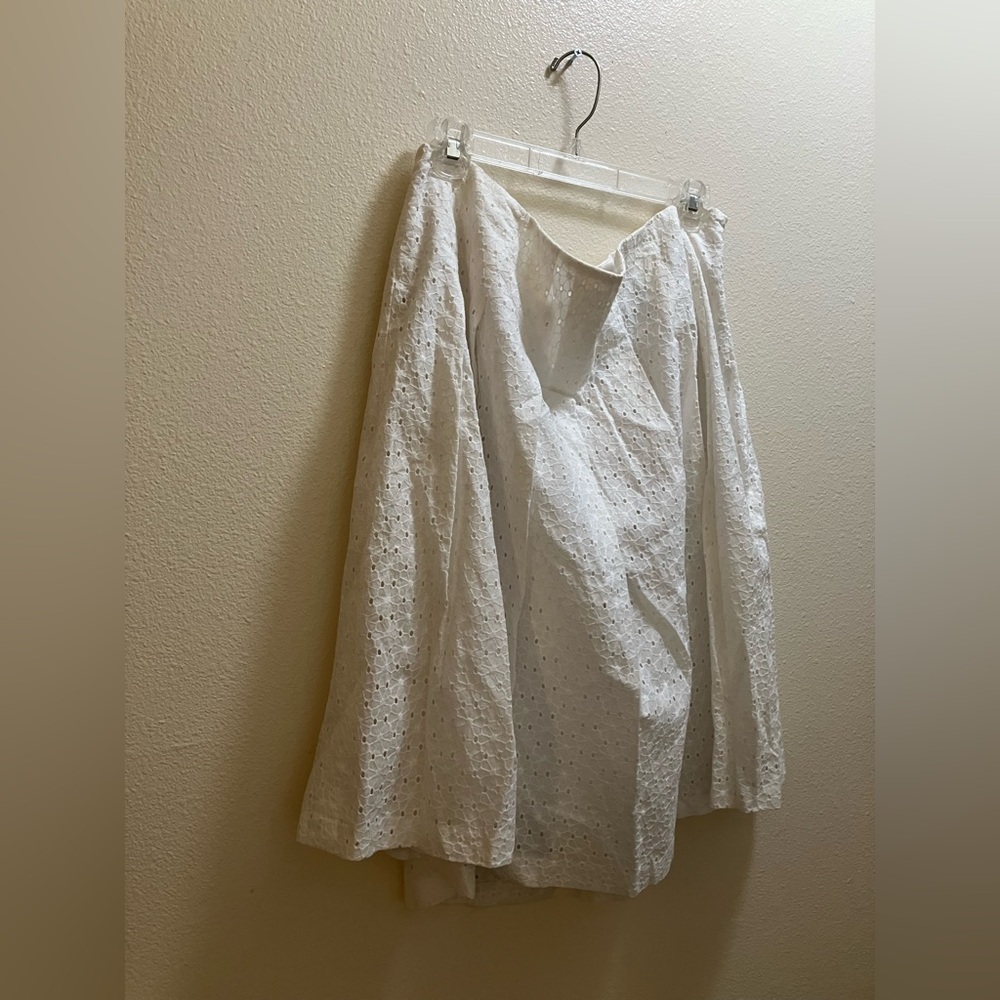 Nice white flowery skirt by Liz Claiborne NY 
Size 14W 
Machine Wash
24” Long
